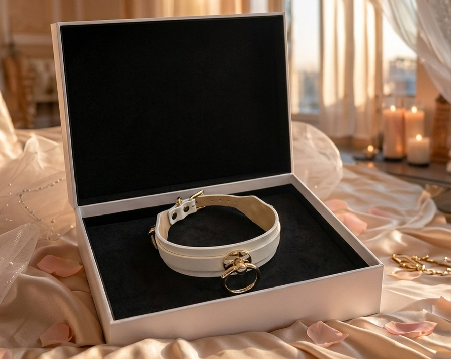 Choker Sensual White — white leather choker with gold ring